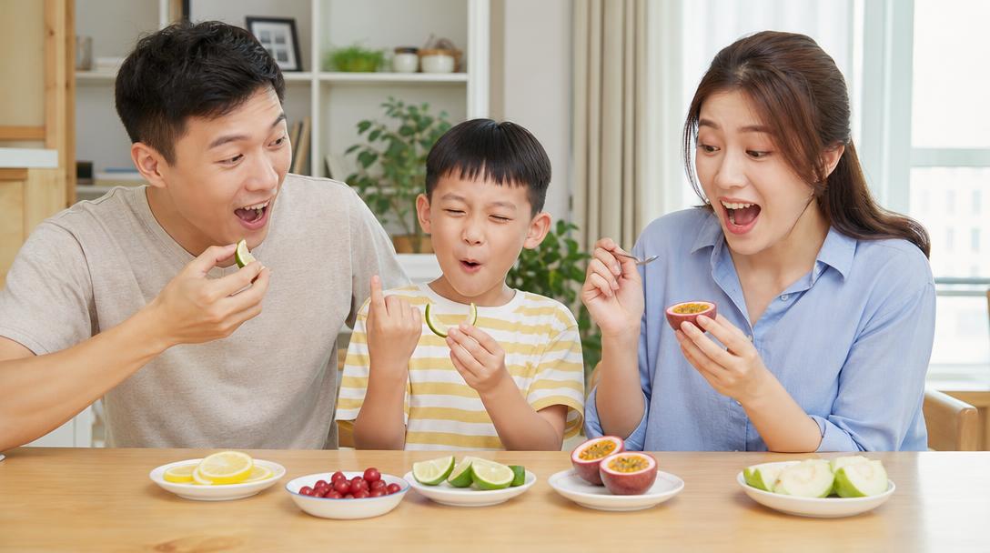 全家人圍坐桌旁，面前擺著檸檬片、百香果等酸性食材，一同進行親子神秘果味覺體驗活動